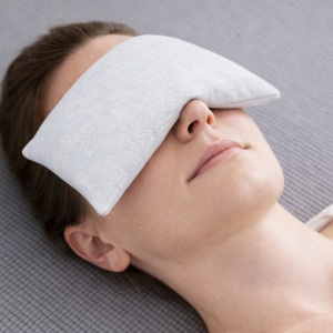 Alternative view of Almohada para ojos yoga Ivory – Algodón natural – Relleno arroz y lavanda – Hecha en España – ZAFUZEN