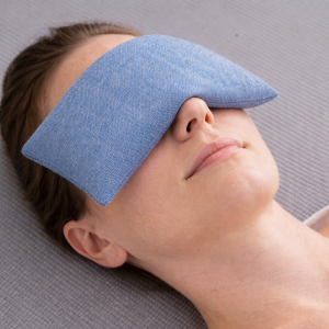 Alternative view of Almohada para ojos yoga Sky – Algodón natural – Relleno arroz y lavanda – Hecha en España – ZAFUZEN