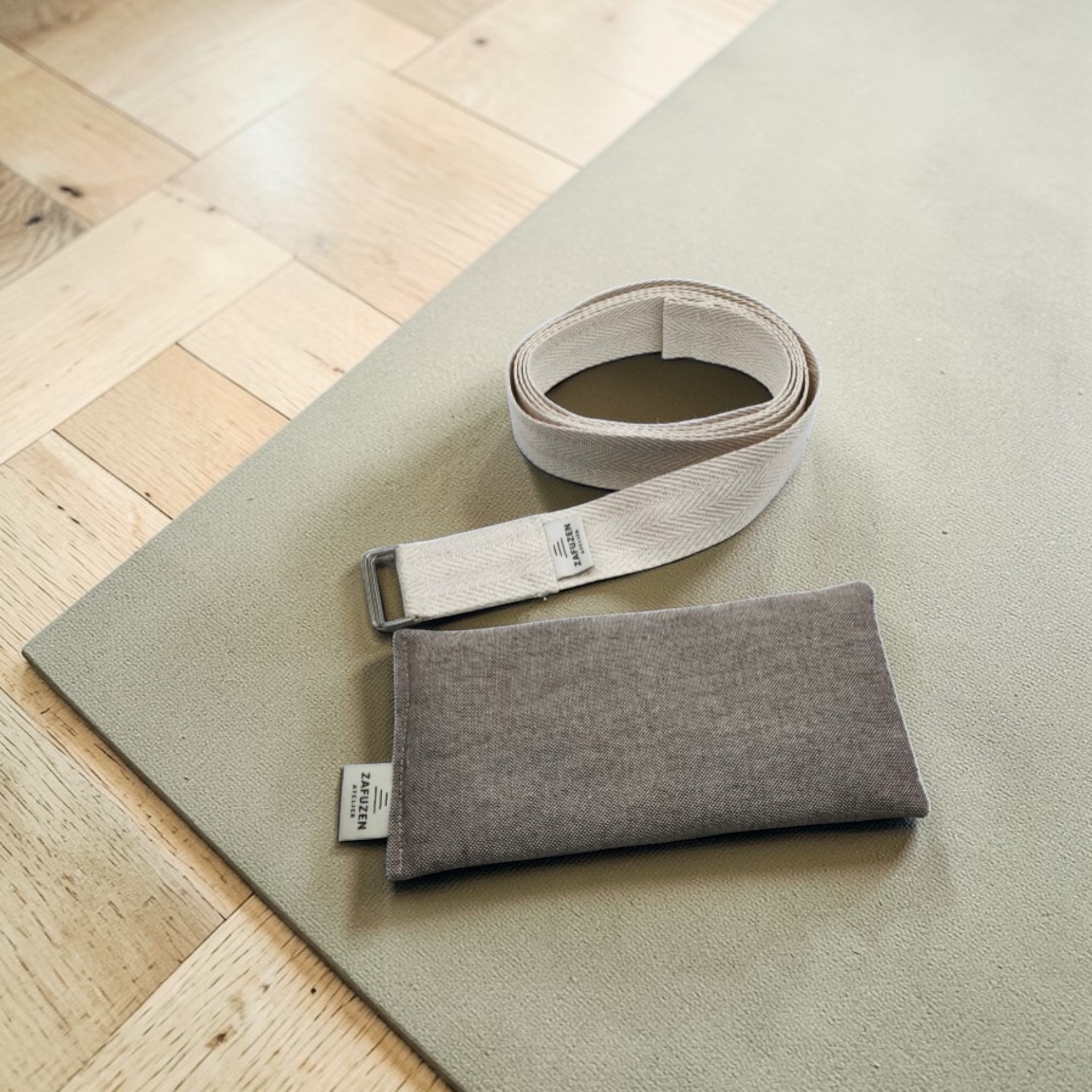 ZAFUZEN Atelier · Ritual de Estiramiento y Descanso · Set de Yoga con Correa de Estiramiento y Almohada para Ojos con Lavanda · Kit de Bienestar para Yoga, Savasana y Relajación · Modelo Clay - Imagen 6