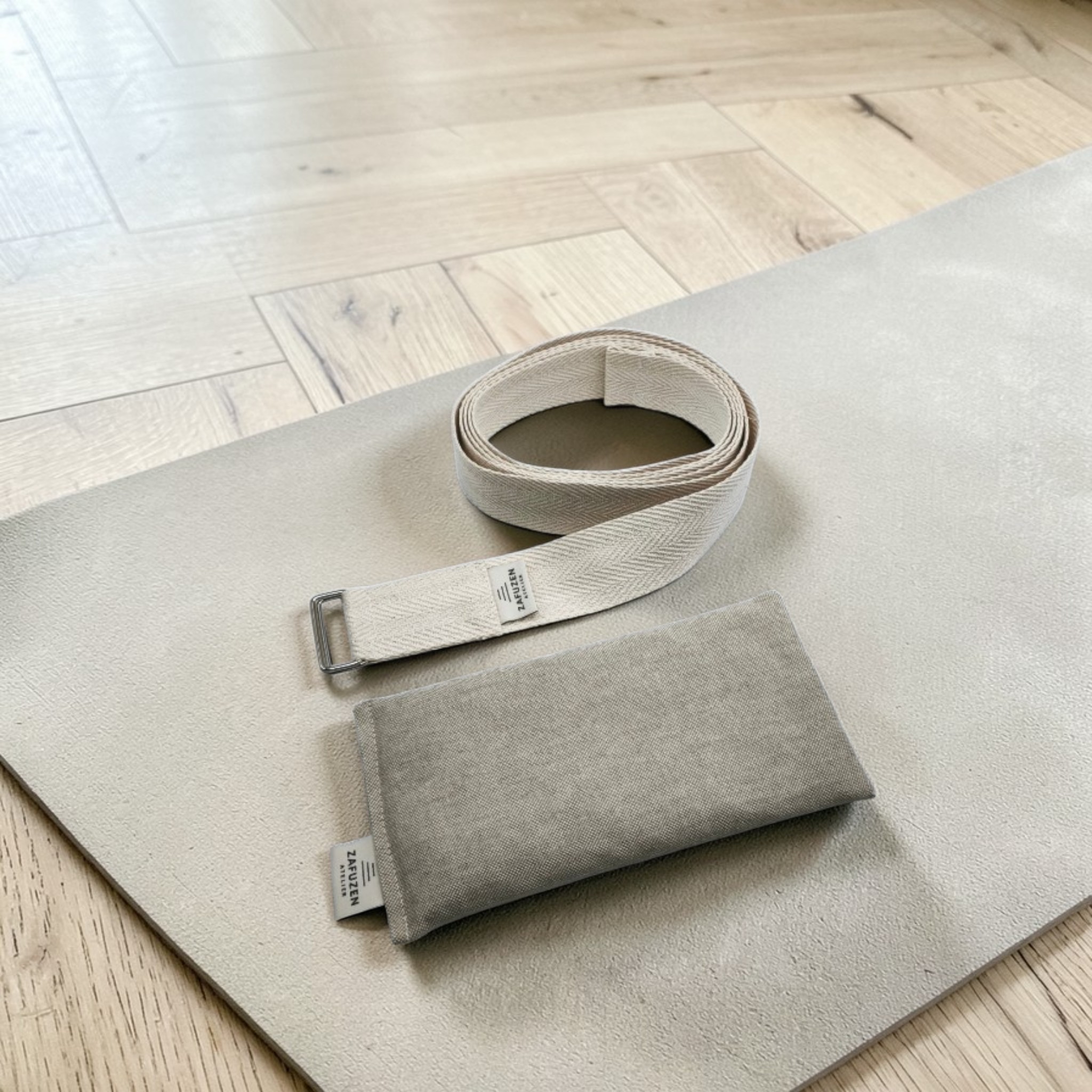 ZAFUZEN Atelier · Ritual de Estiramiento y Descanso · Set de Yoga con Correa de Estiramiento y Almohada para Ojos con Lavanda · Kit de Bienestar para Yoga, Savasana y Relajación · Modelo Dune - Imagen 7