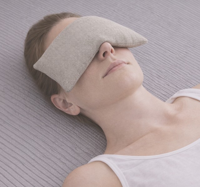 ZAFUZEN Atelier · Ritual de Estiramiento y Descanso · Set de Yoga con Correa de Estiramiento y Almohada para Ojos con Lavanda · Kit de Bienestar para Yoga, Savasana y Relajación · Modelo Dune - Imagen 8